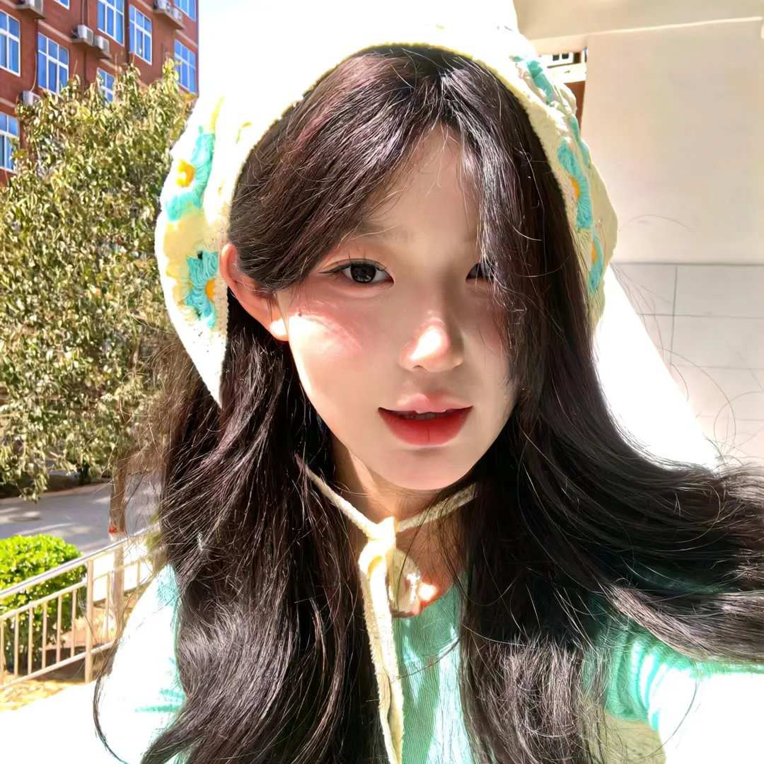 窗中女孩